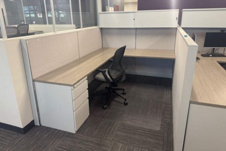 Knoll Cubicle with Overhead & Underneath Storage